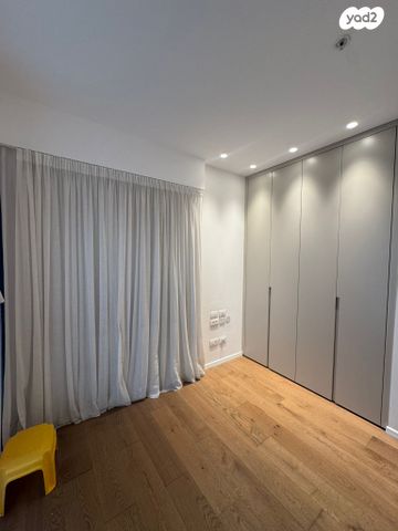 דירה, ליאונרדו דה וינצ'י 12, גני שרונה, קרית הממשלה, תל אביב יפו