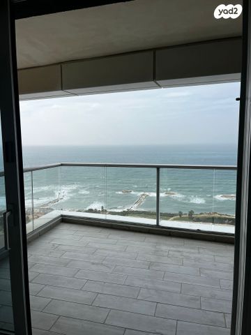 דירה, יוסף לפיד, גלי הים, נתניה