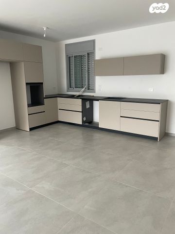 דירה, אורי אלמוג, קרית רבין, חולון