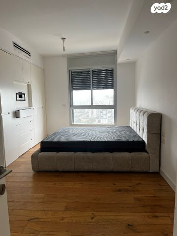 דירה, יוסף לפיד, גלי הים, נתניה