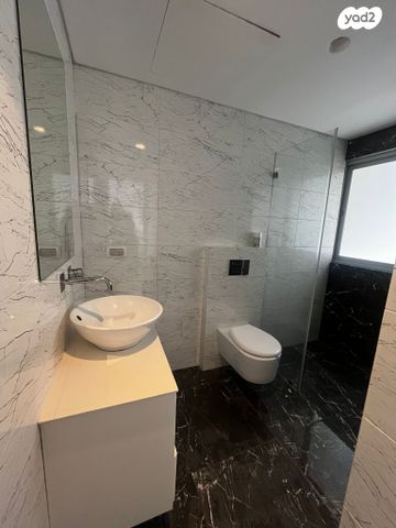 דירה, יוסף לפיד, גלי הים, נתניה