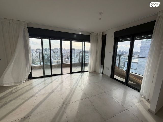 גג/ פנטהאוז, דרך זאב ז'בוטינסקי, פתח תקווה