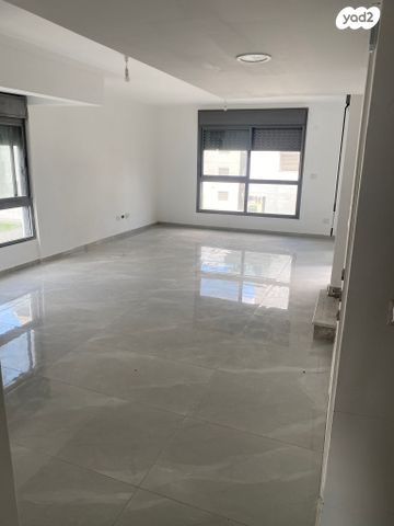 טריפלקס, רחל אמנו, אחיסמך, לוד