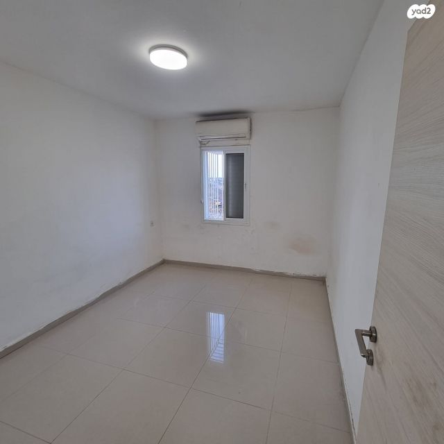 דירה, קדושי קהילת מזריץ' 16, שרת, לוד