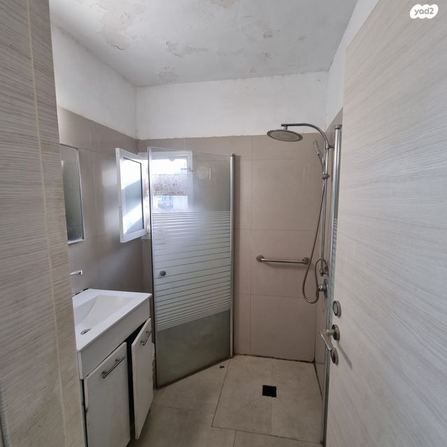 דירה, קדושי קהילת מזריץ' 16, שרת, לוד