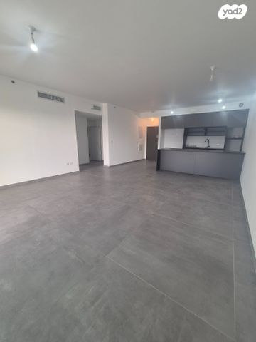 דירה, אמנון ליפקין שחק, נוף הטיילת, נתניה