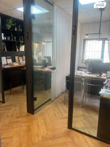 משרדים, שדרות ששת הימים, הפרחים, כפר סבא