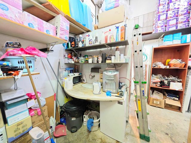 מחסנים, רובע א', אריאל