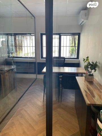 משרדים, שדרות ששת הימים, הפרחים, כפר סבא