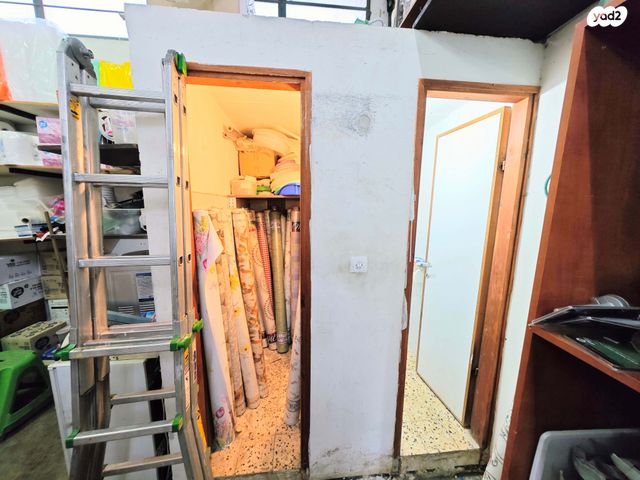 מחסנים, רובע א', אריאל