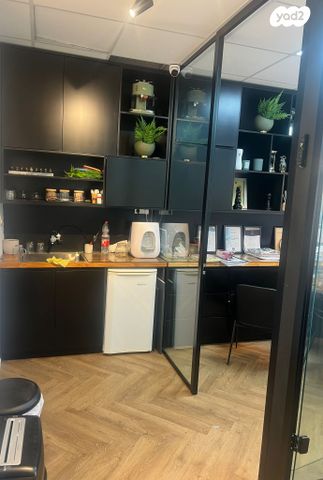 משרדים, שדרות ששת הימים, הפרחים, כפר סבא