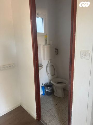 משרדים, ניצני עוז