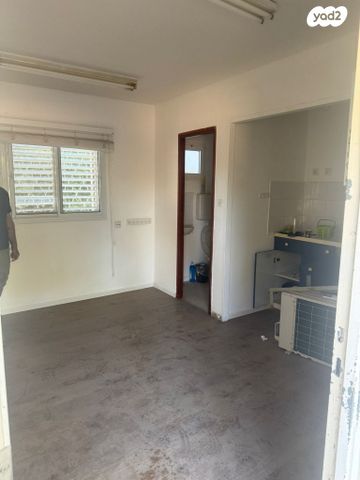 משרדים, ניצני עוז