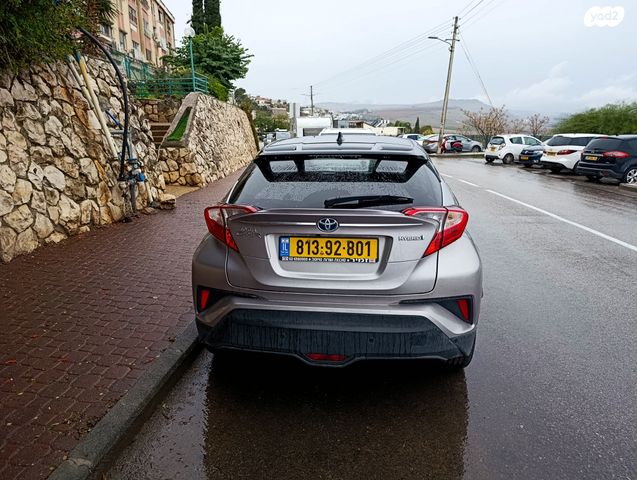 מודעת רכב טויוטה C-HR