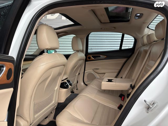 אלפא רומיאו ג'וליה