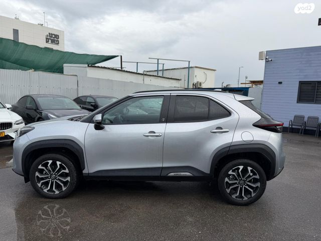 טויוטה יאריס קרוס