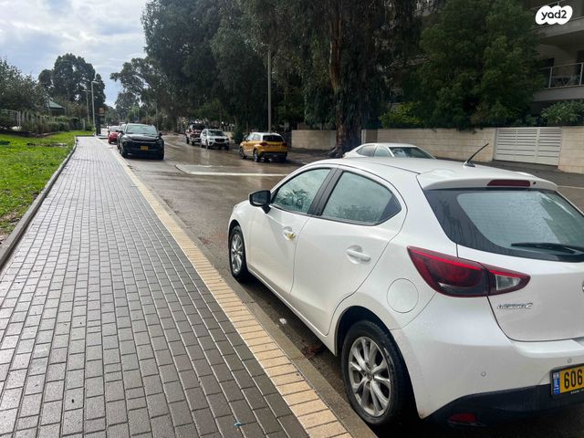 מודעת רכב מאזדה 2