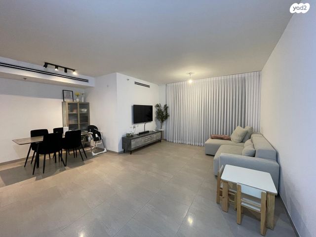 שדרות יצחק שמיר 13