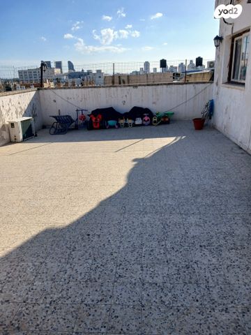 גג/ פנטהאוז, אמרי חיים 13, קרית ויז'ניץ, בני ברק