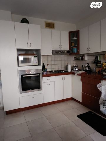 דירה, שדרות וייצמן 10, קרית יערים, רמת השרון