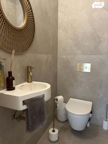 דו משפחתי, שנת היובל 100, גיל עמל, הוד השרון