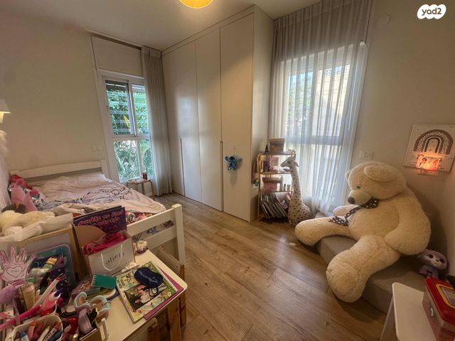 דו משפחתי, שנת היובל 100, גיל עמל, הוד השרון