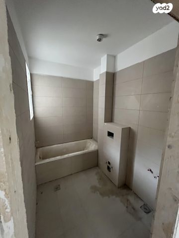 דירת גן, בר כוכבא 71, האצטדיון, טבריה