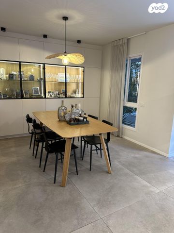 דו משפחתי, שנת היובל 100, גיל עמל, הוד השרון