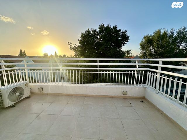 דו משפחתי, שנת היובל 100, גיל עמל, הוד השרון