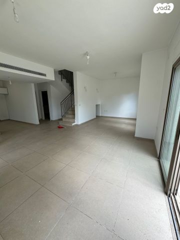 דו משפחתי, הדקלים 42, מרכז פרדס חנה, פרדס חנה כרכור