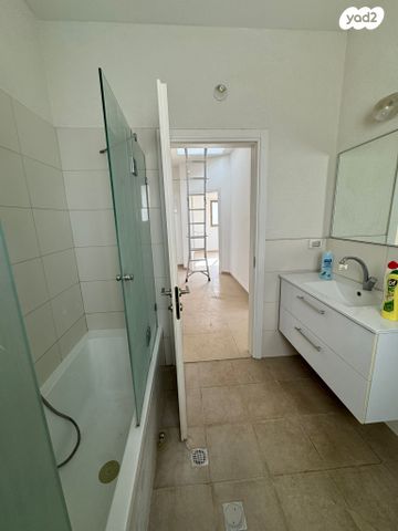 דו משפחתי, הדקלים 42, מרכז פרדס חנה, פרדס חנה כרכור