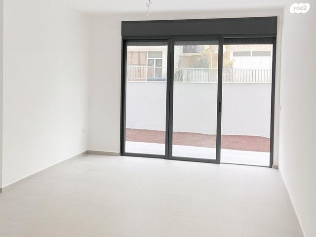 דירת גן, חנה סנש 22, הגבול רוטשילד, בת ים