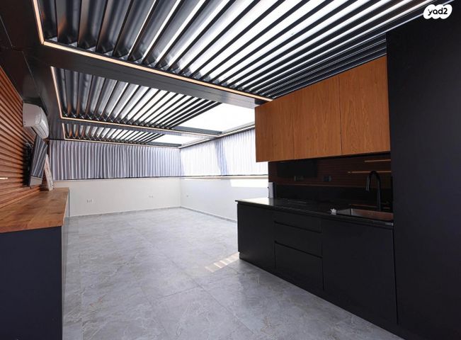 גג/ פנטהאוז, רש"י, רמב"ם, ראשון לציון