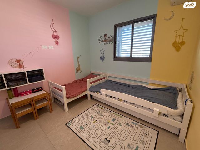 דירה, שרה אהרונסון, גדרה מזרח, גדרה