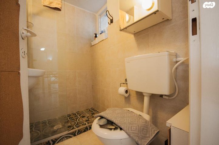 דירה, נעמי, גבעת חנניה, אבו תור, ירושלים