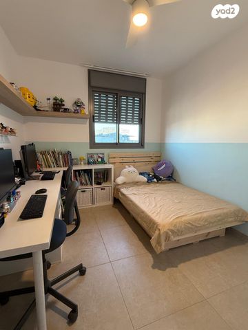 דירה, שרה אהרונסון, גדרה מזרח, גדרה