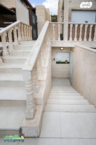 דירה, יעקב רז, ארמון הנציב, תלפיות מזרח, ירושלים