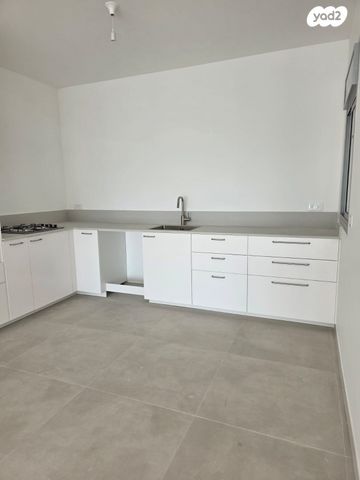 דירה, אורי אלמוג, חולון