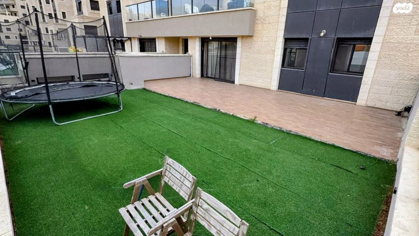 דירת גן, גבעת זאב