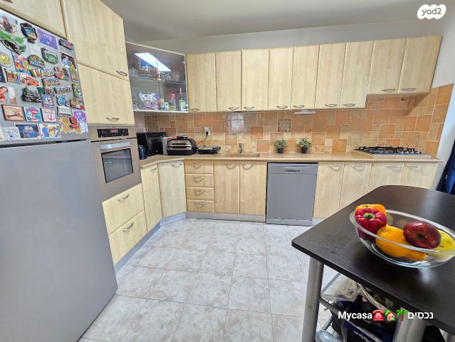 דירה, יציאת אירופה, תקומה, כפר סבא