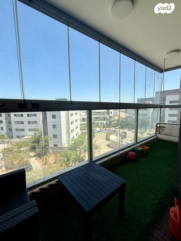 דירה, שרה אהרונסון, גדרה מזרח, גדרה