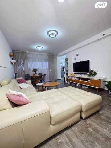 דירה, משה דיין, גיורא, רמלה