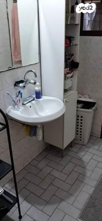 דירה, הרבי מרוז'ין, נווה רם, שיכון מזרחי, רמת גן