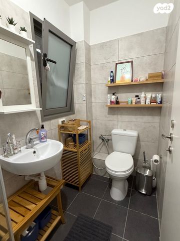 דירה, שרה אהרונסון, גדרה מזרח, גדרה