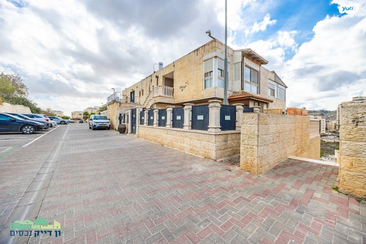 דירה, יעקב רז, ארמון הנציב, תלפיות מזרח, ירושלים