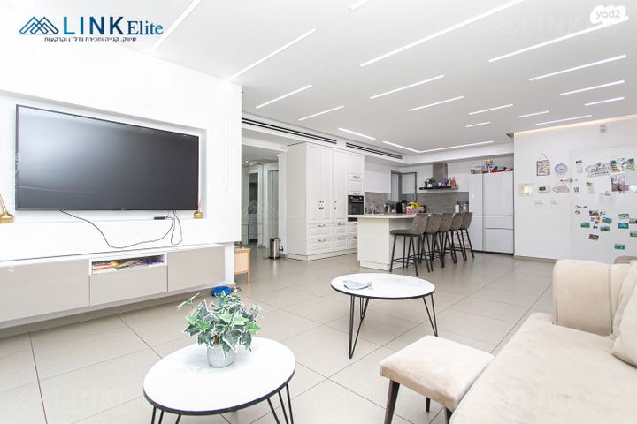 דירת גן, האגמית 6, החותרים, טירת כרמל