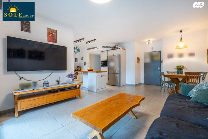 דירת גן, הפרחים, חריש