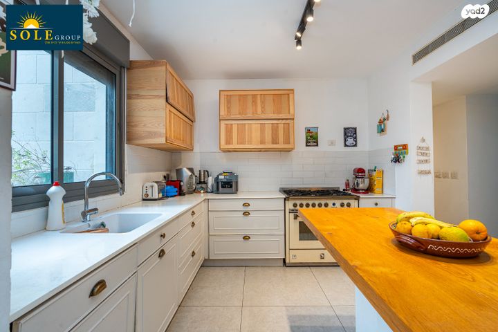 דירת גן, הפרחים, חריש