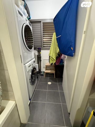 דירה, שרה אהרונסון, גדרה מזרח, גדרה