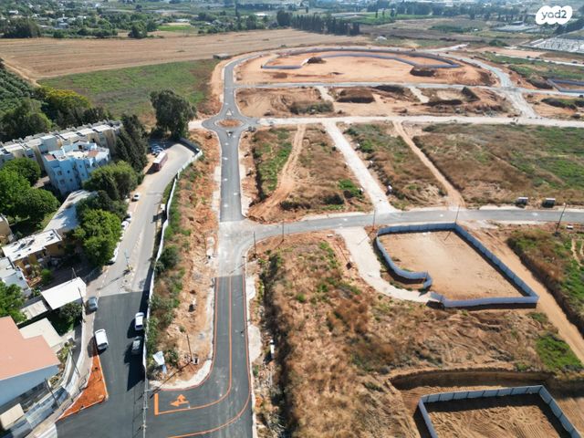 מגרשים, החוחית, אליכין, אליכין